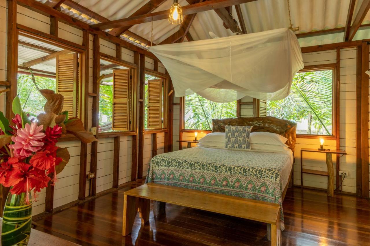 Casa Cayuco Eco-Adventure Lodge Bocas del Toro Esterno foto